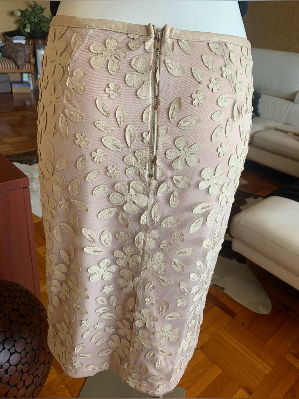 NWOT “In Style” pencil skirt in a beige with faux leather flower appliqués s L
